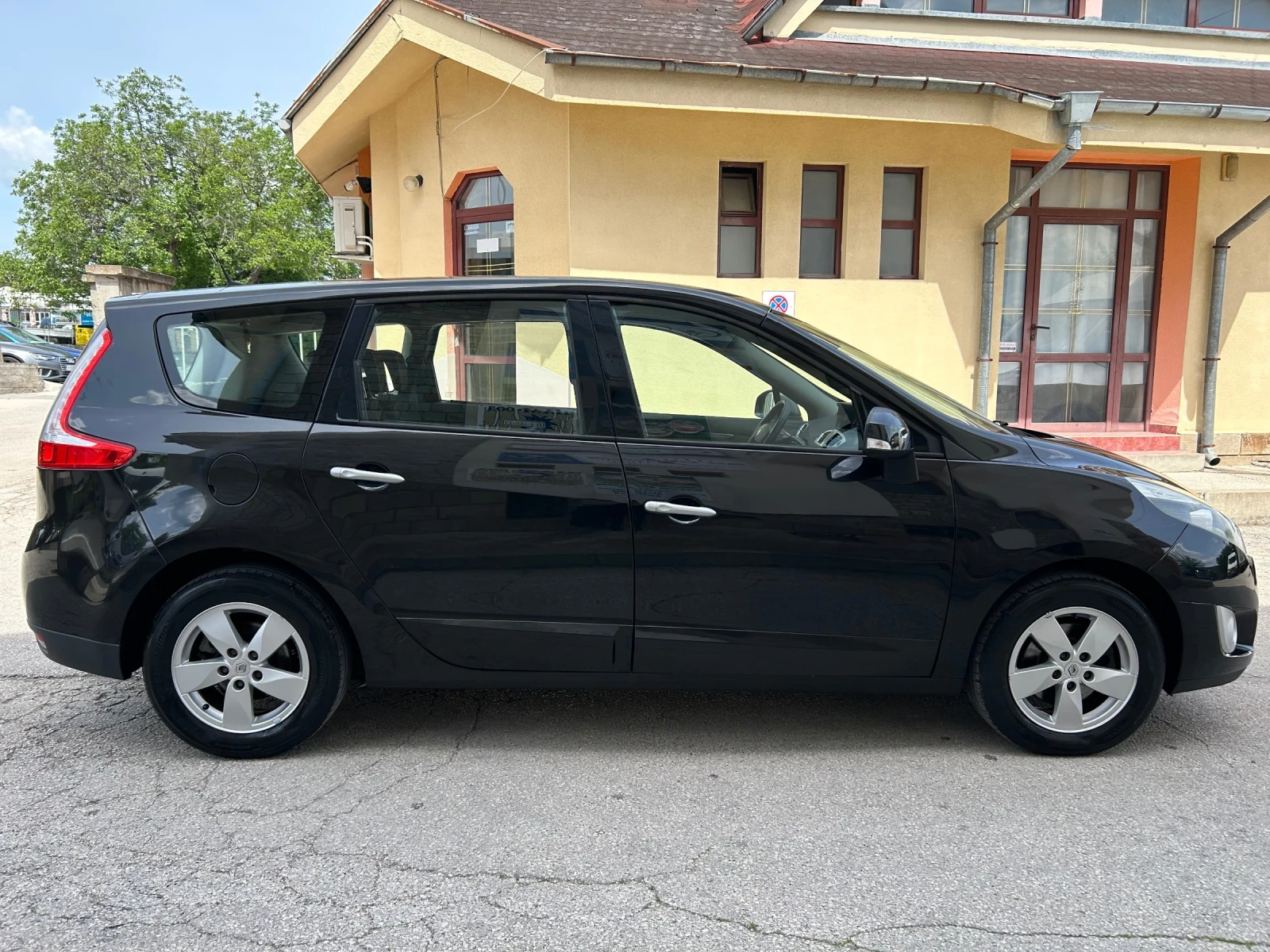 Renault Grand scenic 1.4TCe 131k.c., снимка 4 - Автомобили и джипове - 54670639