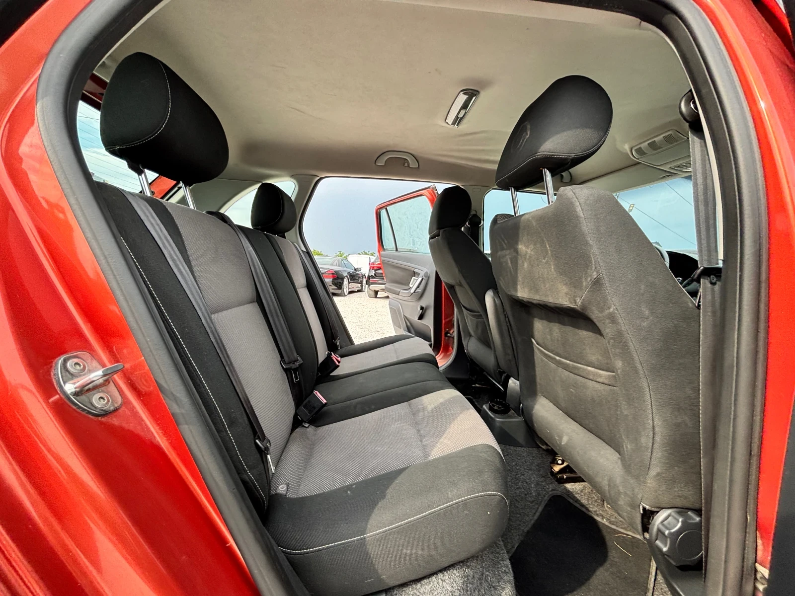 Skoda Fabia 1.6i/АВТОМАТИК/ПАРКТРОНИК, снимка 9 - Автомобили и джипове - 55009804