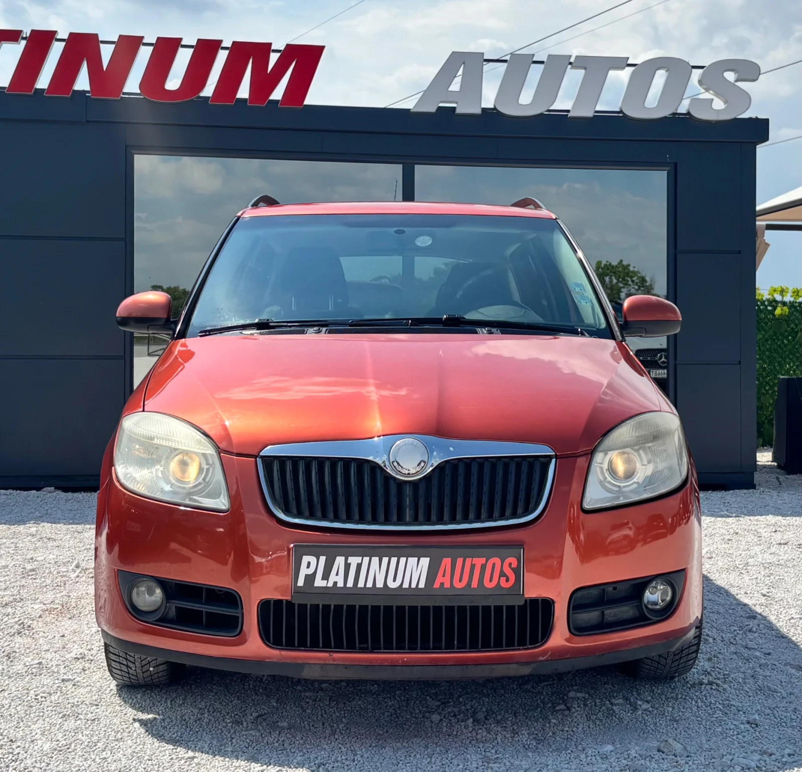 Skoda Fabia 1.6i/АВТОМАТИК/ПАРКТРОНИК, снимка 2 - Автомобили и джипове - 55009804