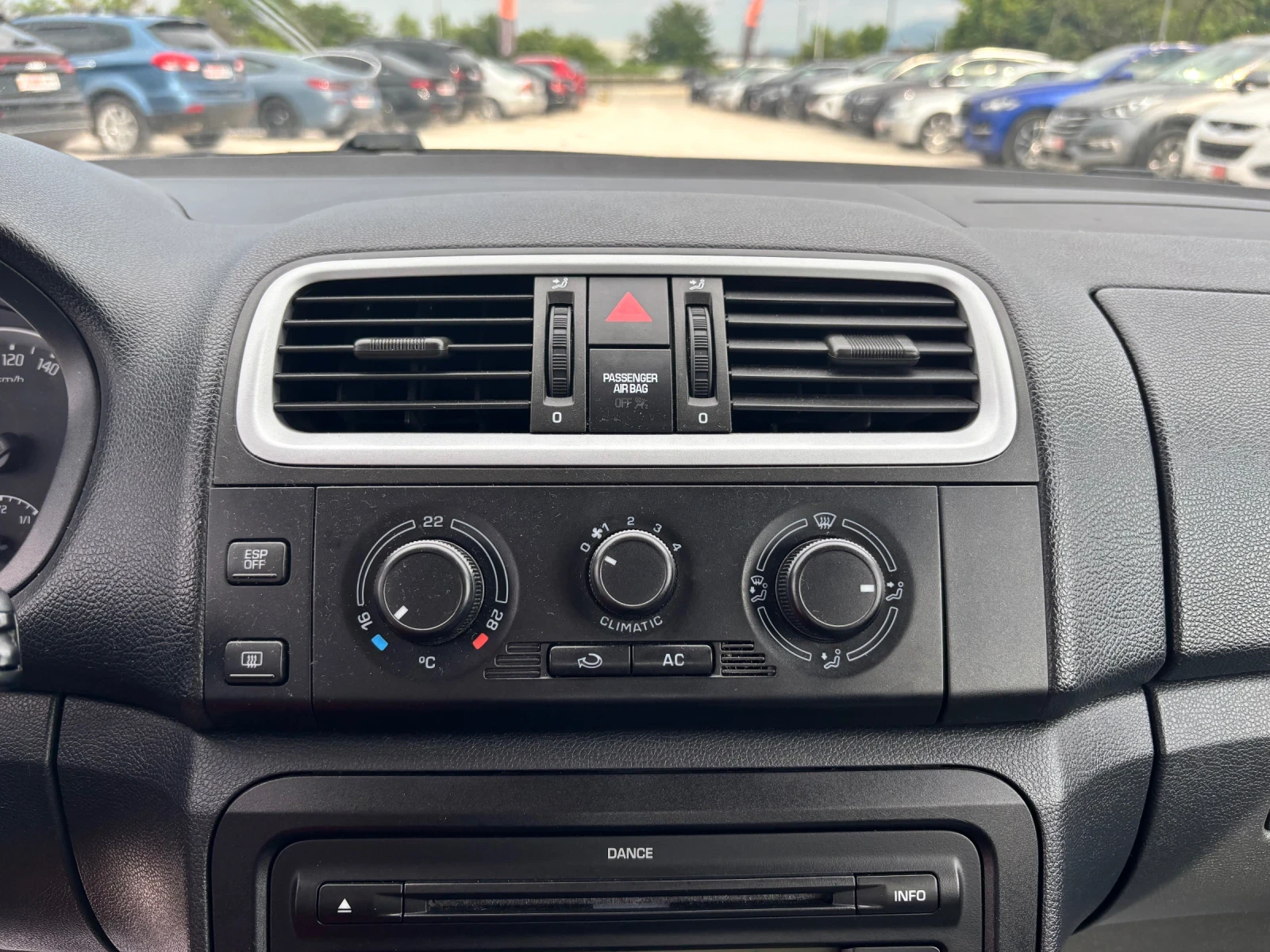 Skoda Fabia 1.6i/АВТОМАТИК/ПАРКТРОНИК, снимка 11 - Автомобили и джипове - 55009804