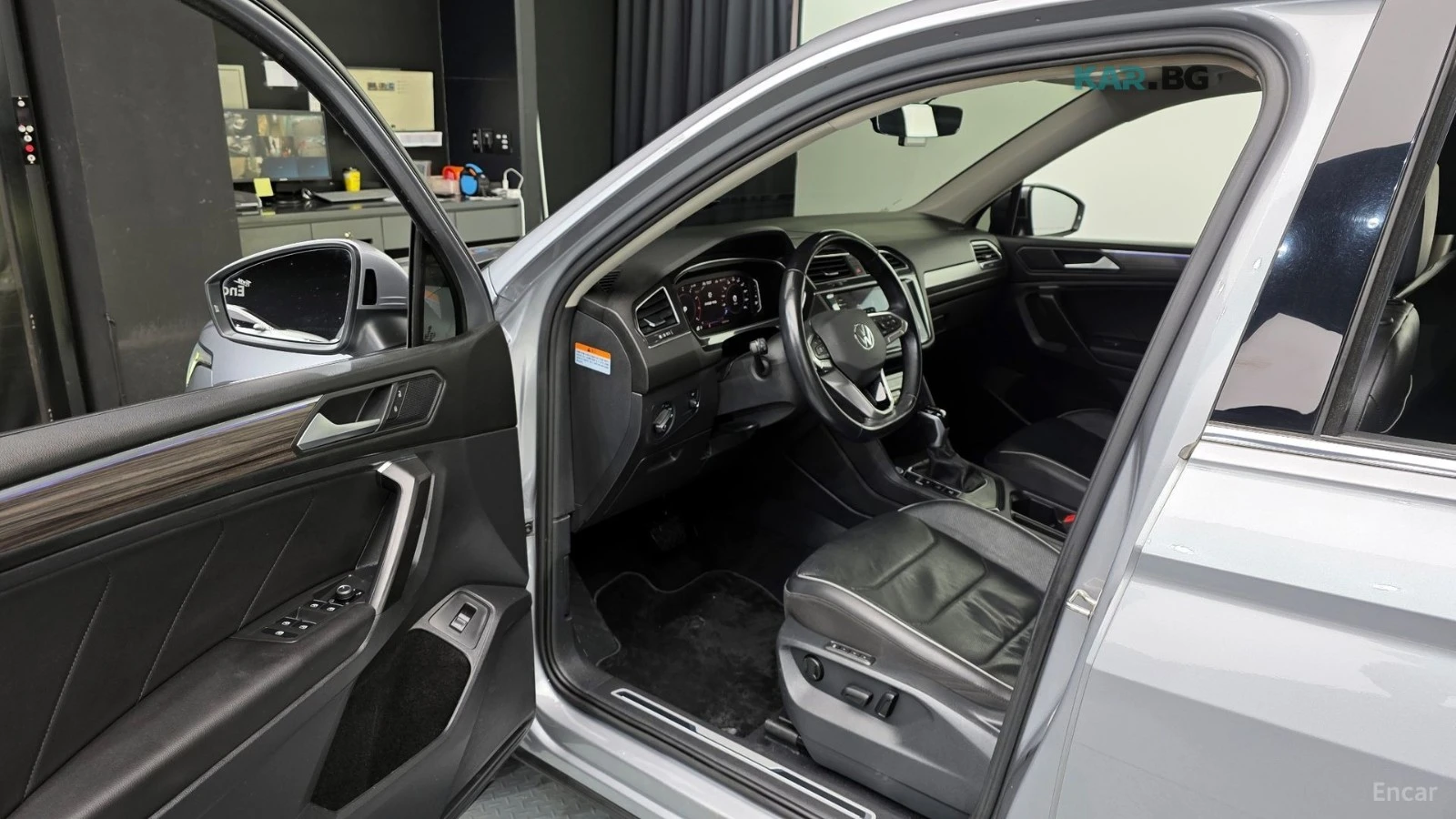 VW Tiguan R-LINE / PRESITGE / DIGITAL / ОБДУХ / ДИСТРОНИК, снимка 10 - Автомобили и джипове - 54595969