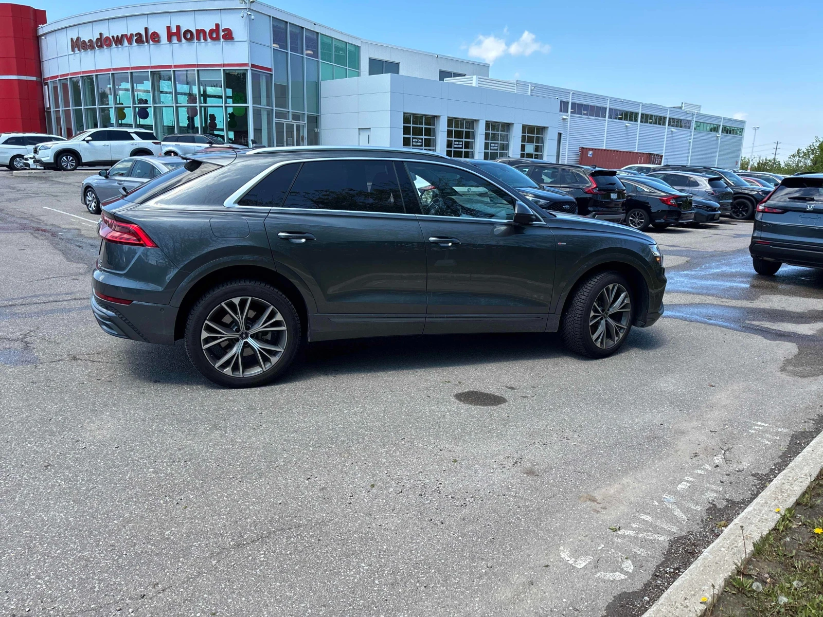 Audi Q8 Technik * Keyless * CARFAX * АВТО КРЕДИТ * , снимка 4 - Автомобили и джипове - 54991392