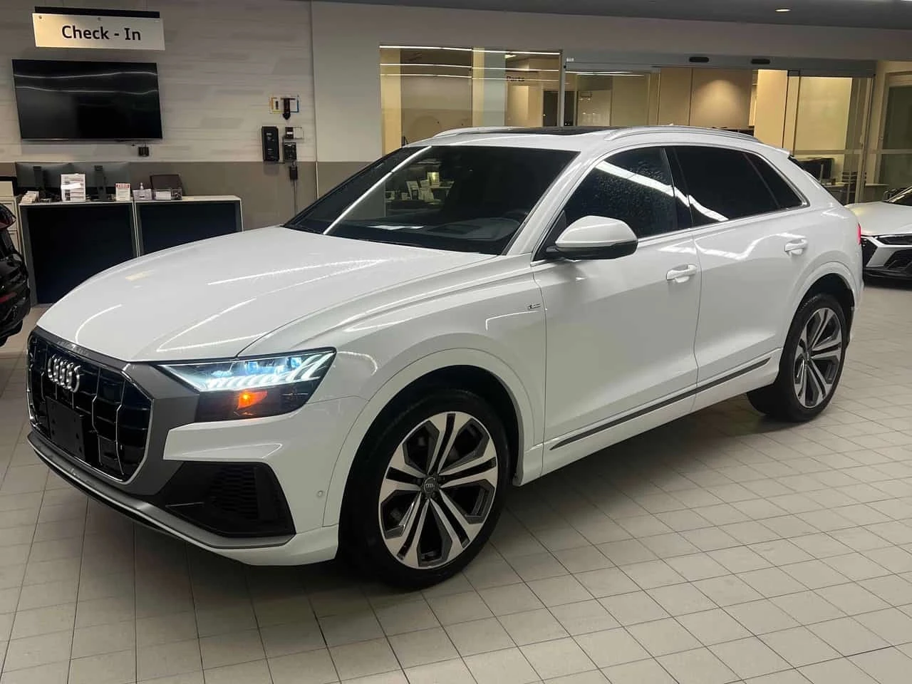 Audi Q8 * 55 TFSI * S-Line * Technik * CARFAX * От Audi * 
