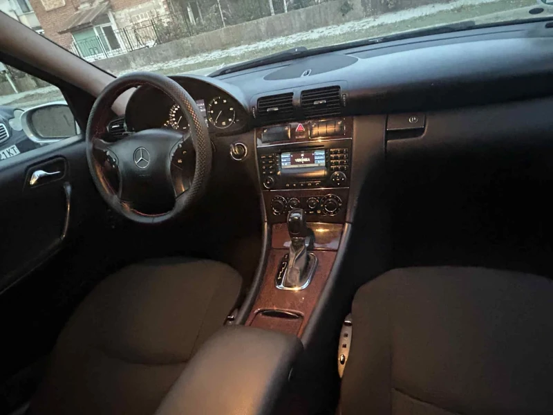Mercedes-Benz C 220, снимка 7 - Автомобили и джипове - 52179799
