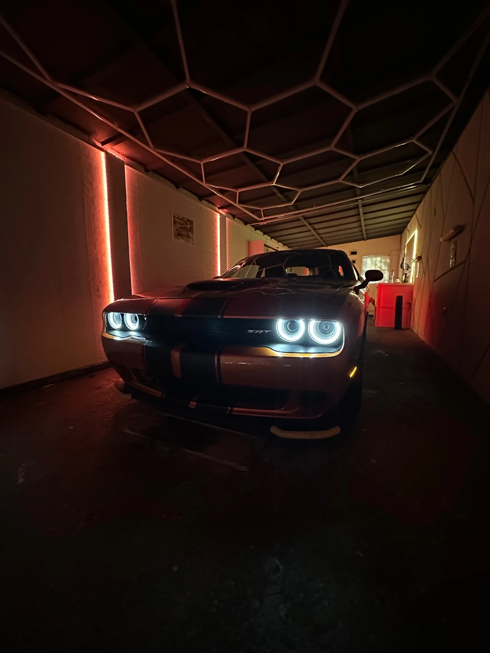 Dodge Challenger 6, 4 SRT - изображение 5