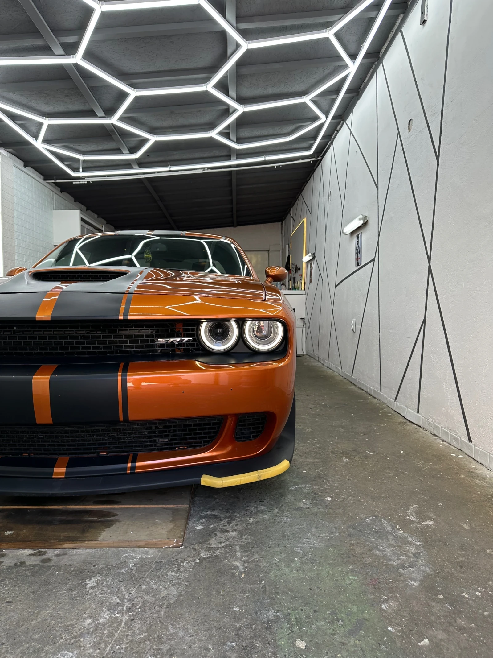 Dodge Challenger 6, 4 SRT - изображение 2