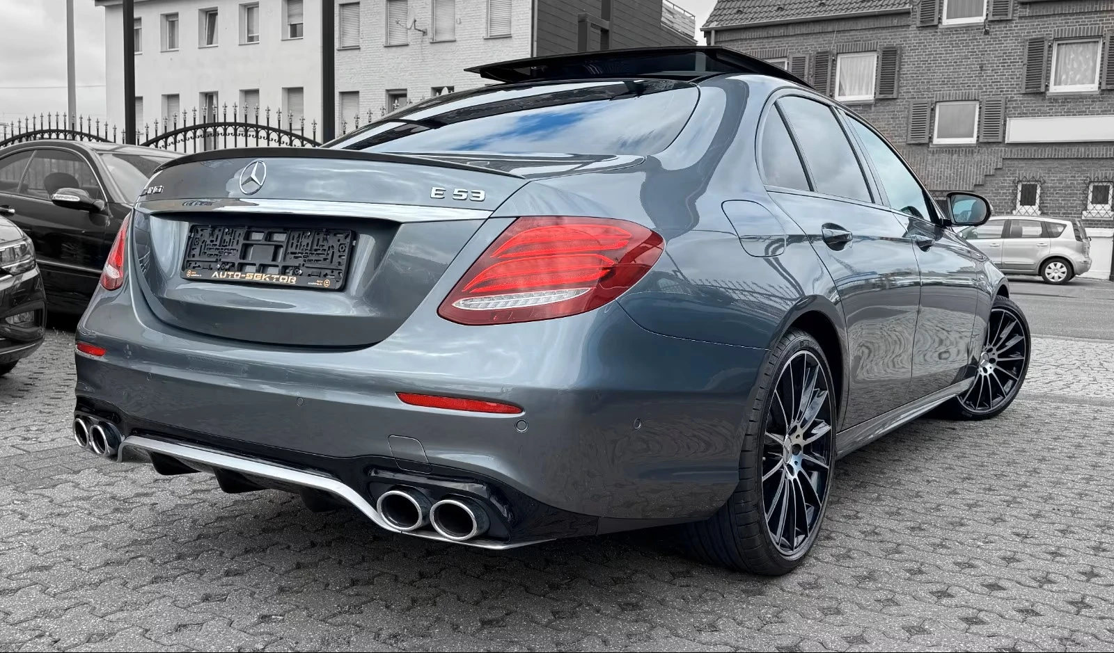 Mercedes-Benz E 53 AMG  * AMG* 4MATIC+ * PANORAMA*  - изображение 3
