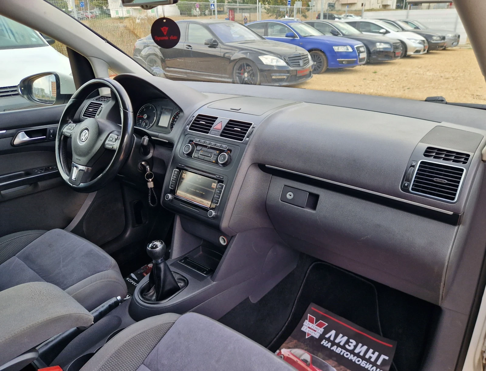 VW Touran Регистриран / Обслужен / Бартер / Лизинг , снимка 13 - Автомобили и джипове - 55843073