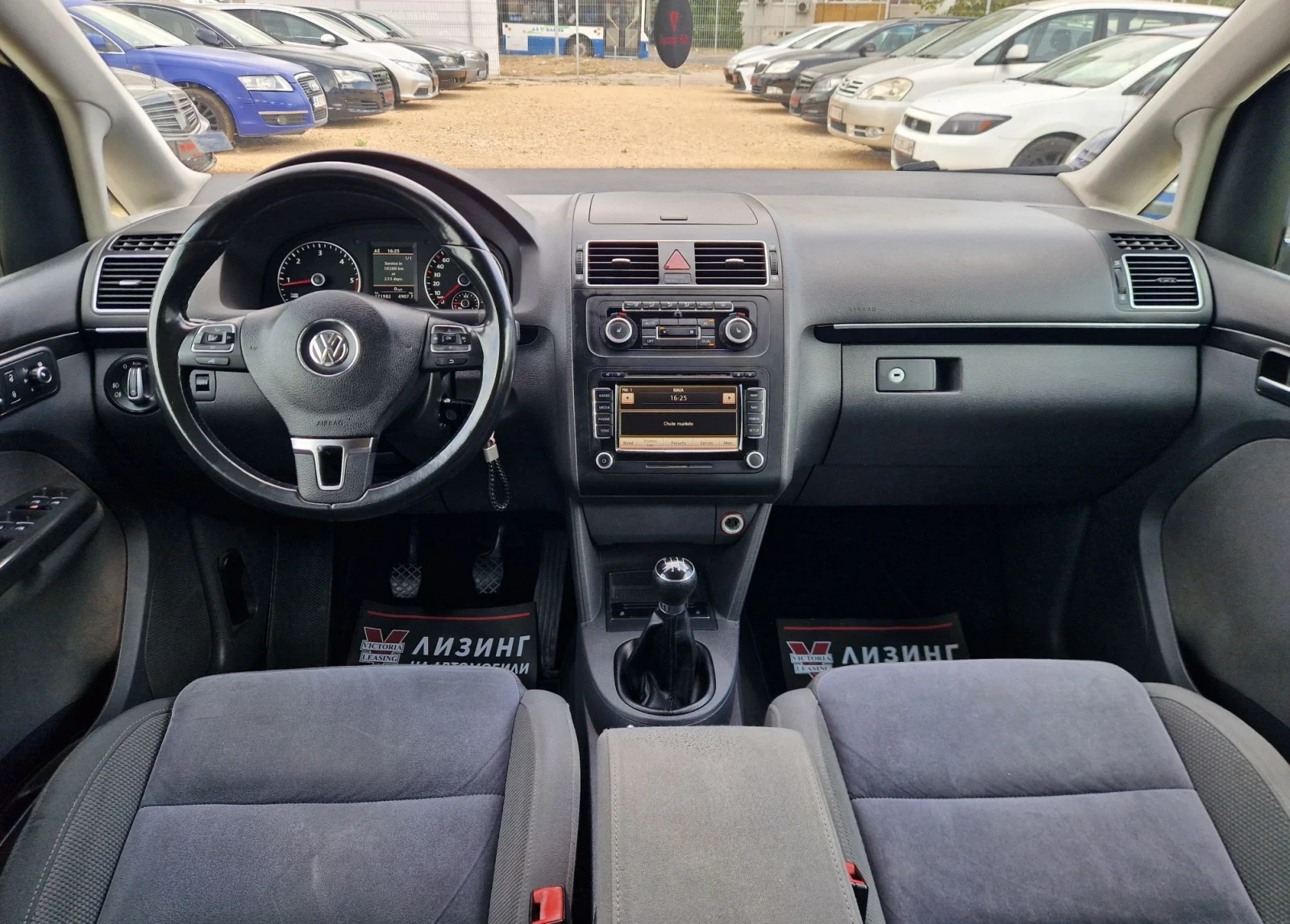 VW Touran Регистриран / Обслужен / Бартер / Лизинг , снимка 12 - Автомобили и джипове - 55843073