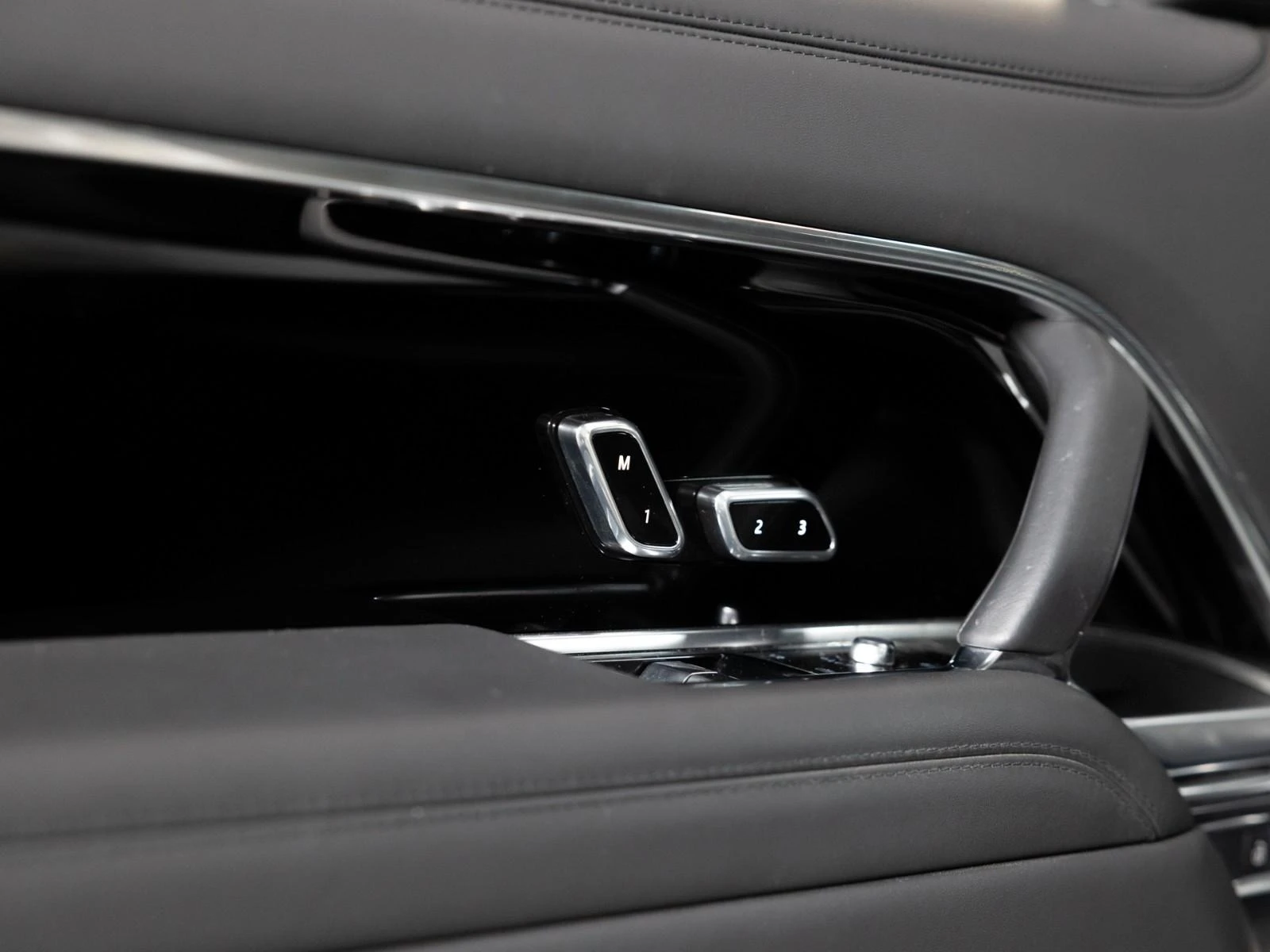 Land Rover Range rover P550e/PLUG-IN/SHADOW/MERIDIAN/PANO/HEAD UP/TV/360/ - изображение 6