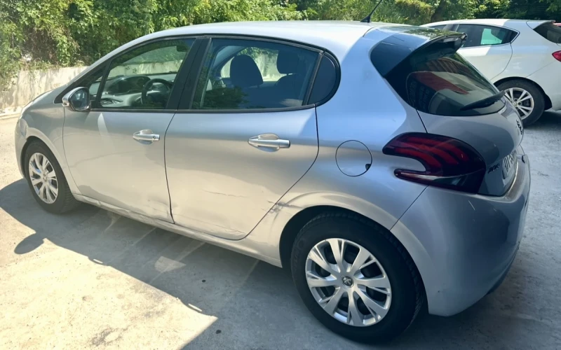 Peugeot 208 1.2i EURO6 AUTOMATIC, снимка 4 - Автомобили и джипове - 47230949