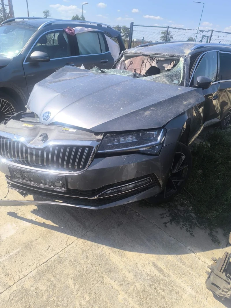 Skoda Superb 2.0 i, снимка 3 - Автомобили и джипове - 51608474