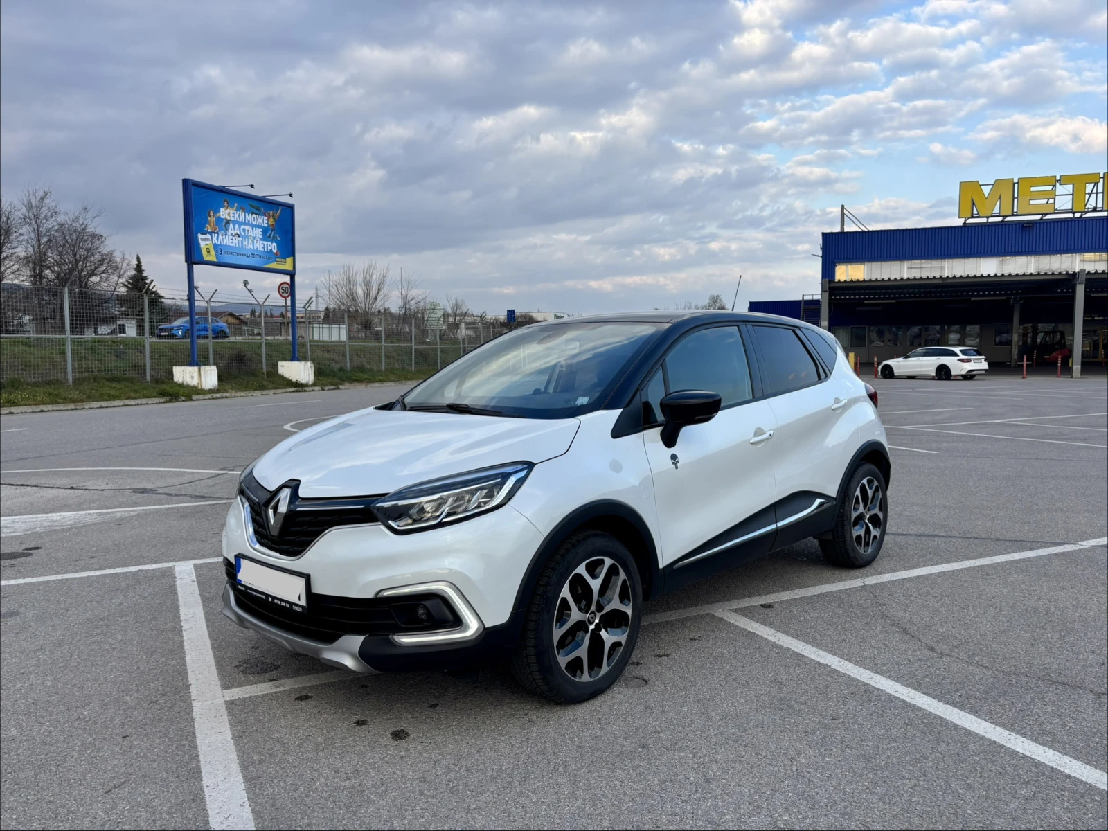 Renault Captur Пълна сервизн история/1.5dci/6ск. Full Led/Keyless, снимка 2 - Автомобили и джипове - 53851186