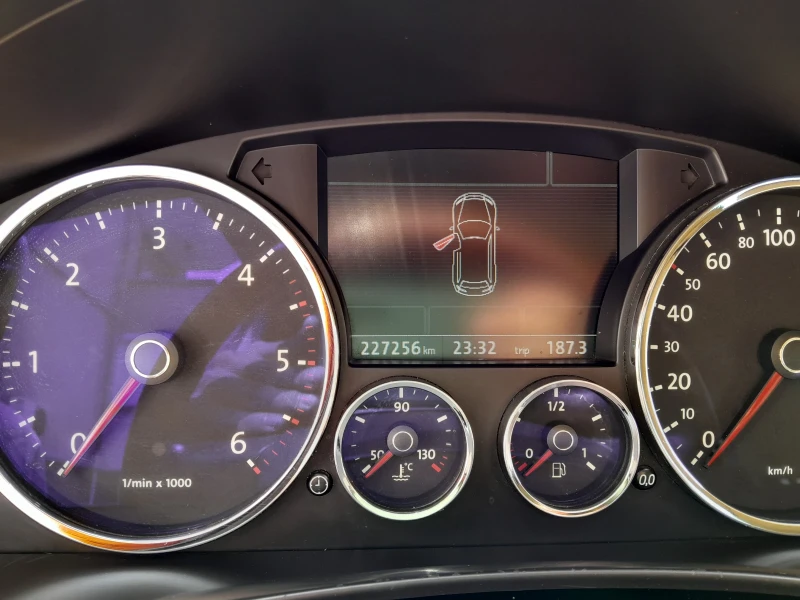 VW Touareg V6 3.0TDI, снимка 10 - Автомобили и джипове - 52065053