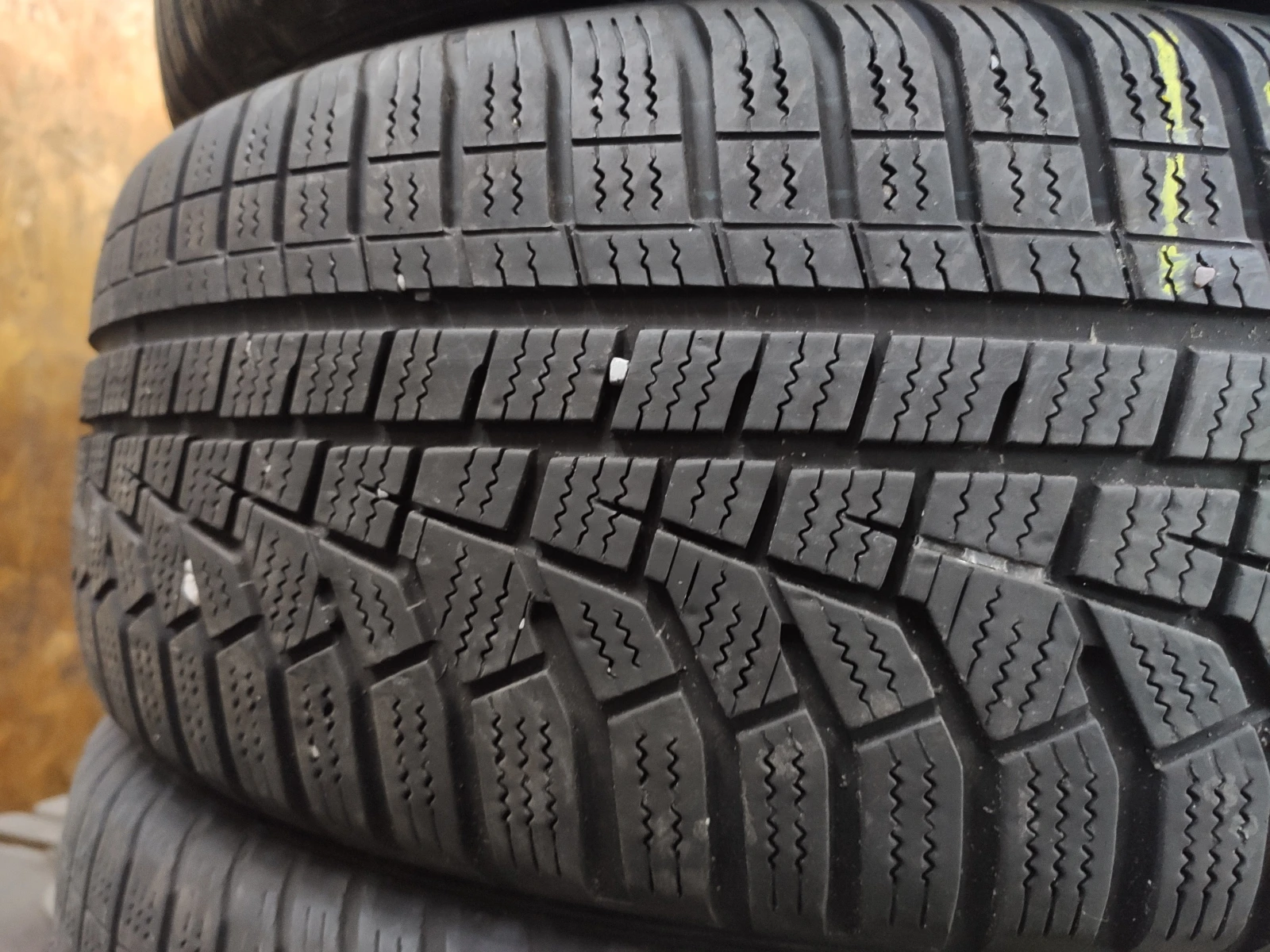 Гуми Зимни 205/55R17, снимка 4 - Гуми и джанти - 54735068