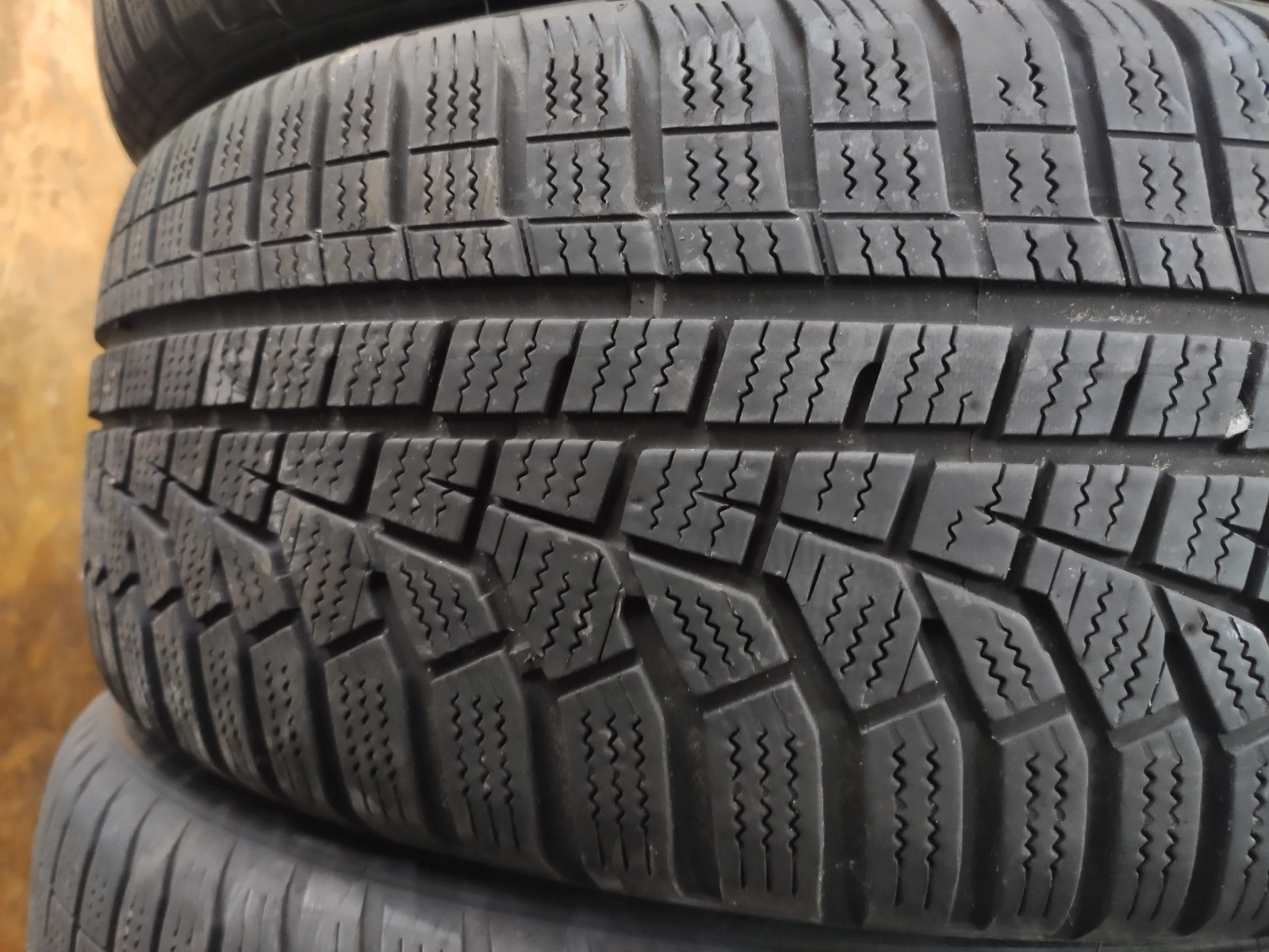 Гуми Зимни 205/55R17, снимка 3 - Гуми и джанти - 54735068