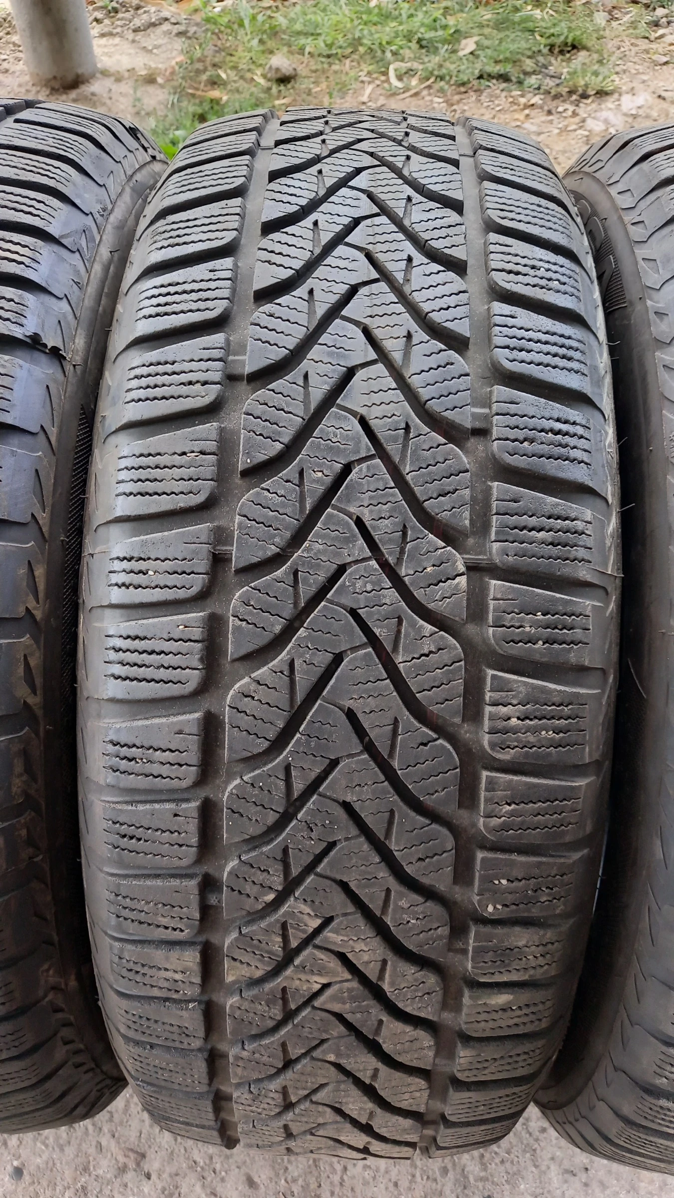 Гуми Зимни 225/60R17, снимка 3 - Гуми и джанти - 56106119