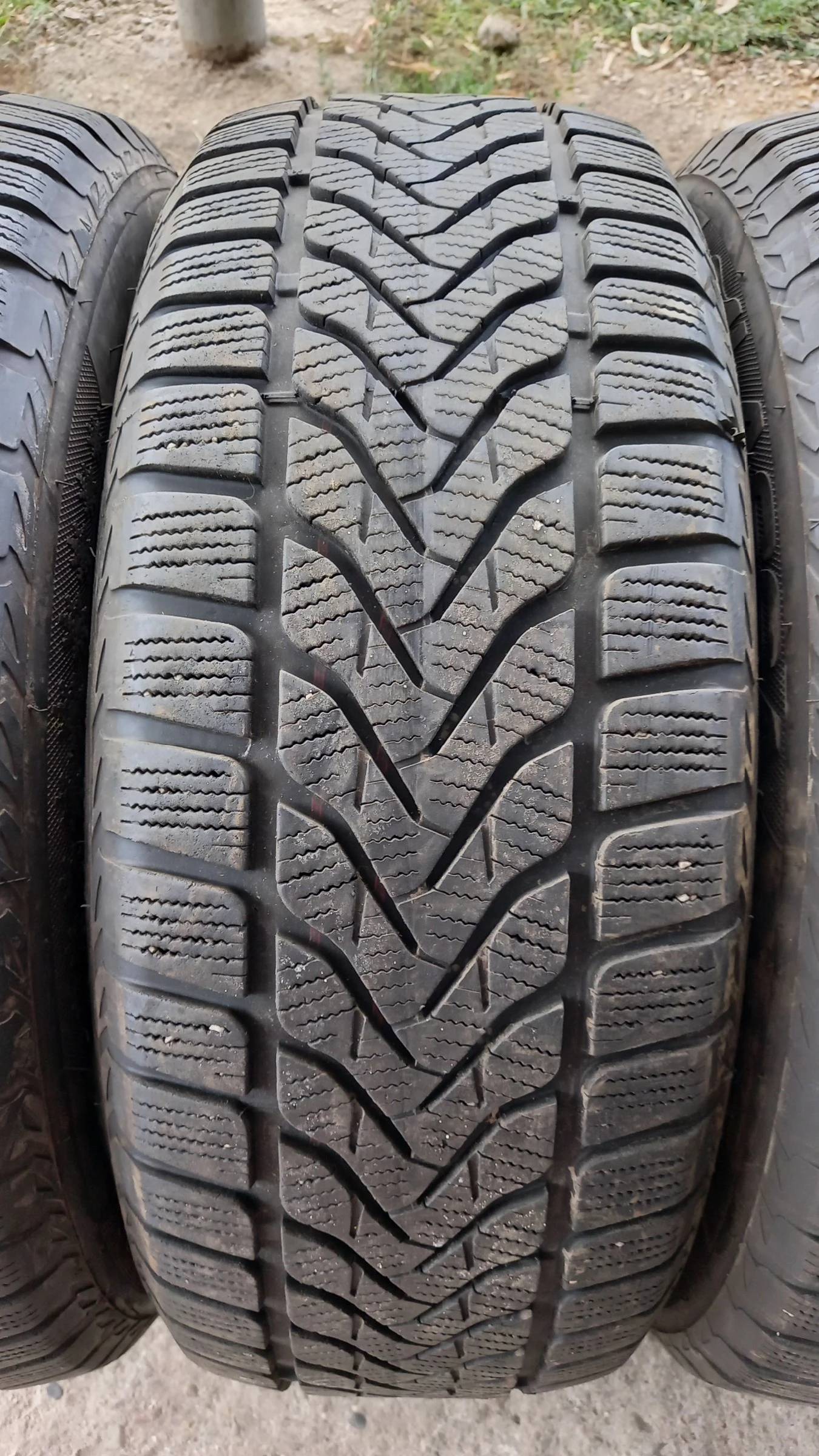 Гуми Зимни 225/60R17, снимка 4 - Гуми и джанти - 56106119