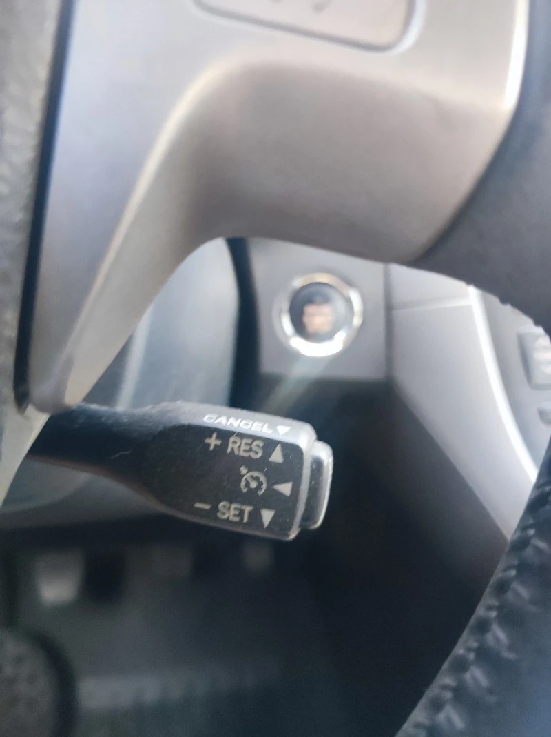 Toyota Auris 1.6 VVTI Key Less , Климатроник кожен салон, снимка 11 - Автомобили и джипове - 46552086