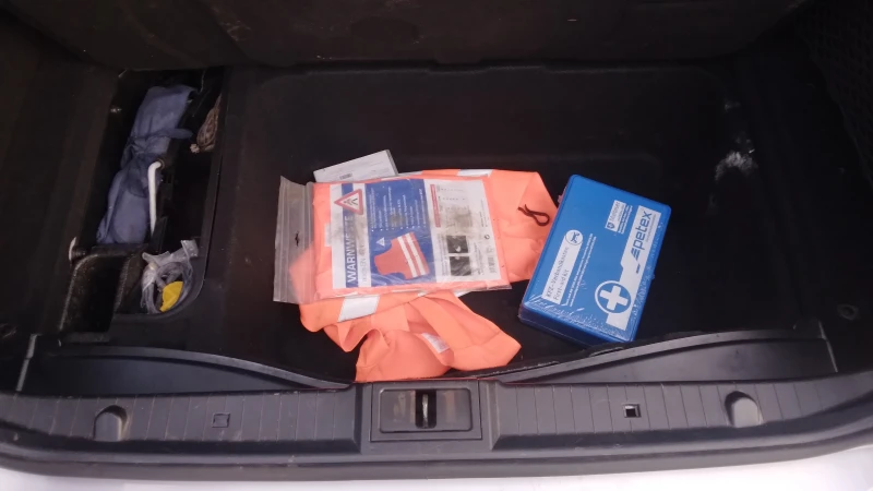 Mercedes-Benz E 220 Mercedes-Benz E-Klasse E 220 CDI Avantgarde, снимка 16 - Автомобили и джипове - 52012639