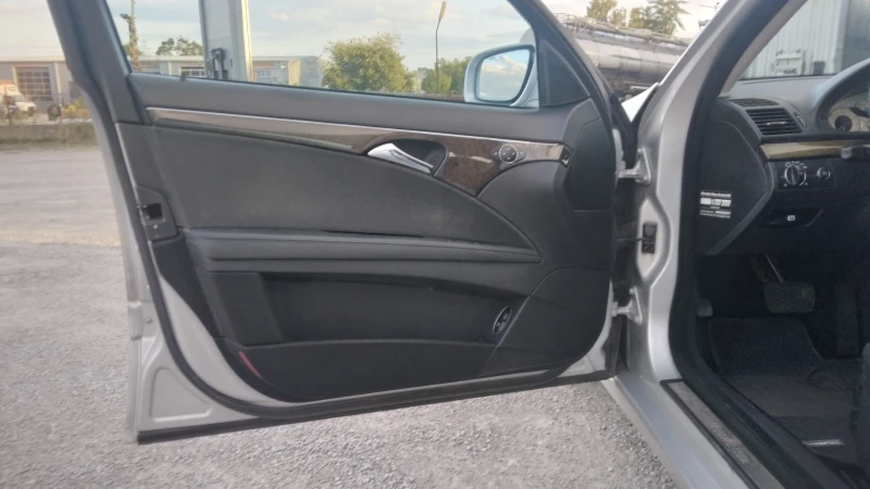 Mercedes-Benz E 220 Mercedes-Benz E-Klasse E 220 CDI Avantgarde, снимка 5 - Автомобили и джипове - 52012639