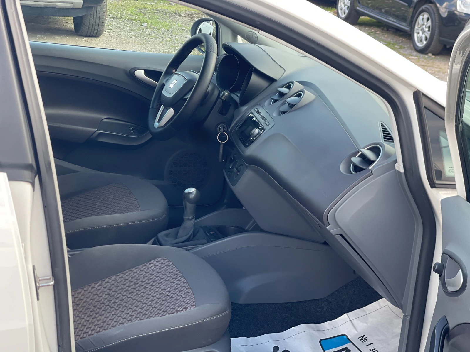 Seat Ibiza 1.2i, снимка 9 - Автомобили и джипове - 42041125