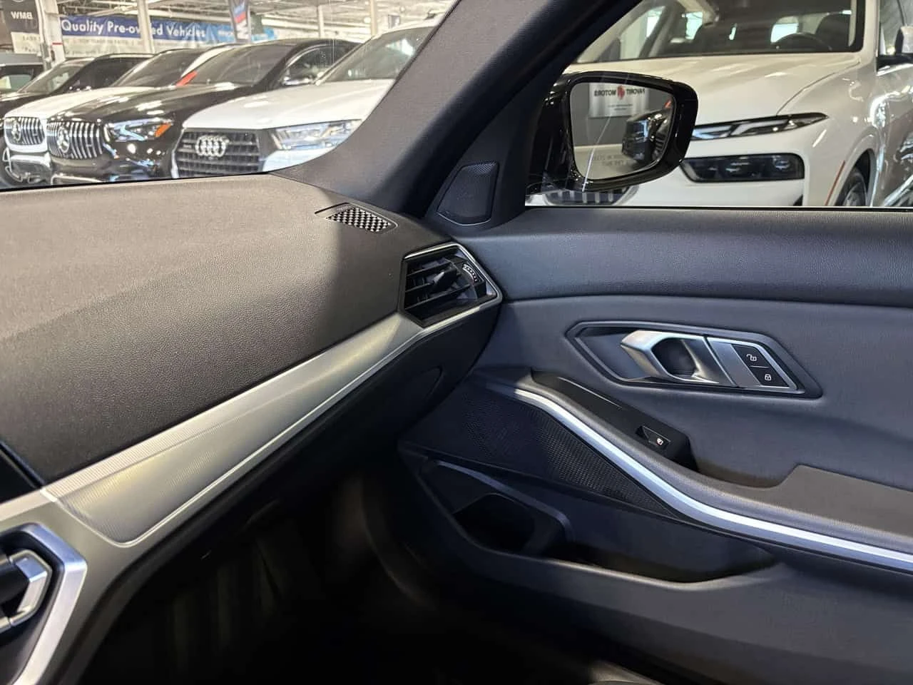 BMW 330 * 330i 330i xDrive| AWD| CLUSTERNAV| SUNROOF| BMWL, снимка 14 - Автомобили и джипове - 55546385