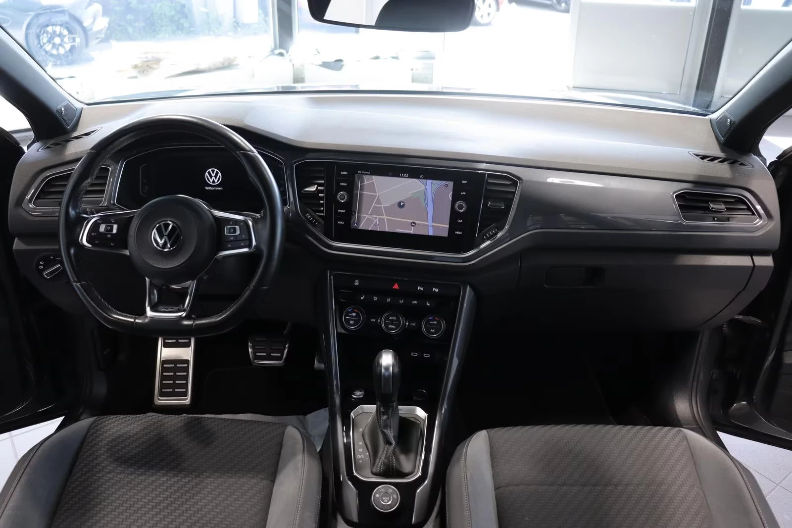 VW T-Roc R-LINE/190HP/CAM/NAVI/KLESS/DIGI/CARPLAY/191g - изображение 8