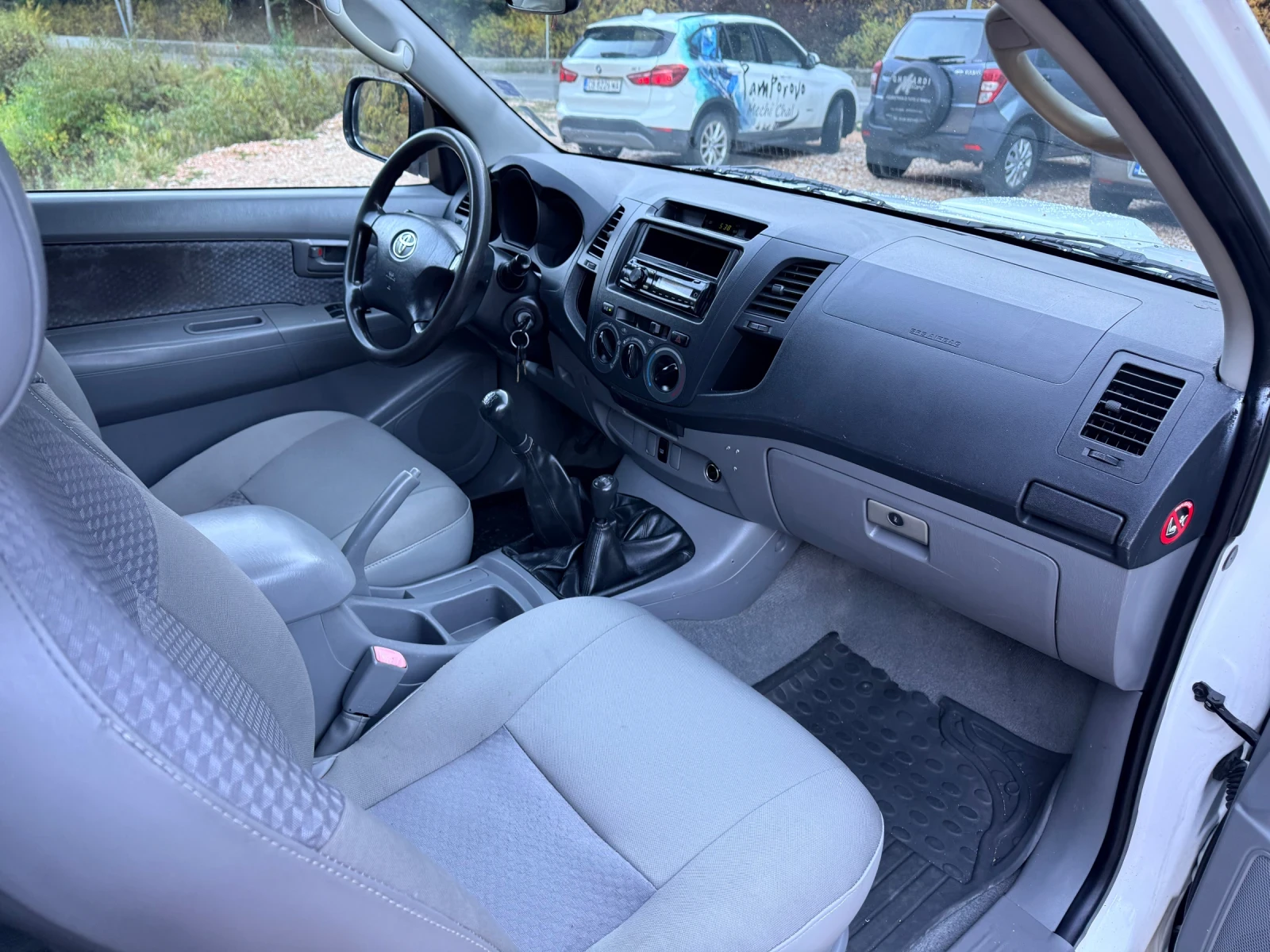 Toyota Hilux 2.5D4D* КЛИМА* ЛЕБЕДКА* ДОП.ГУМИ с ДЖАНТИ* БЕЗ РЪЖ - изображение 9