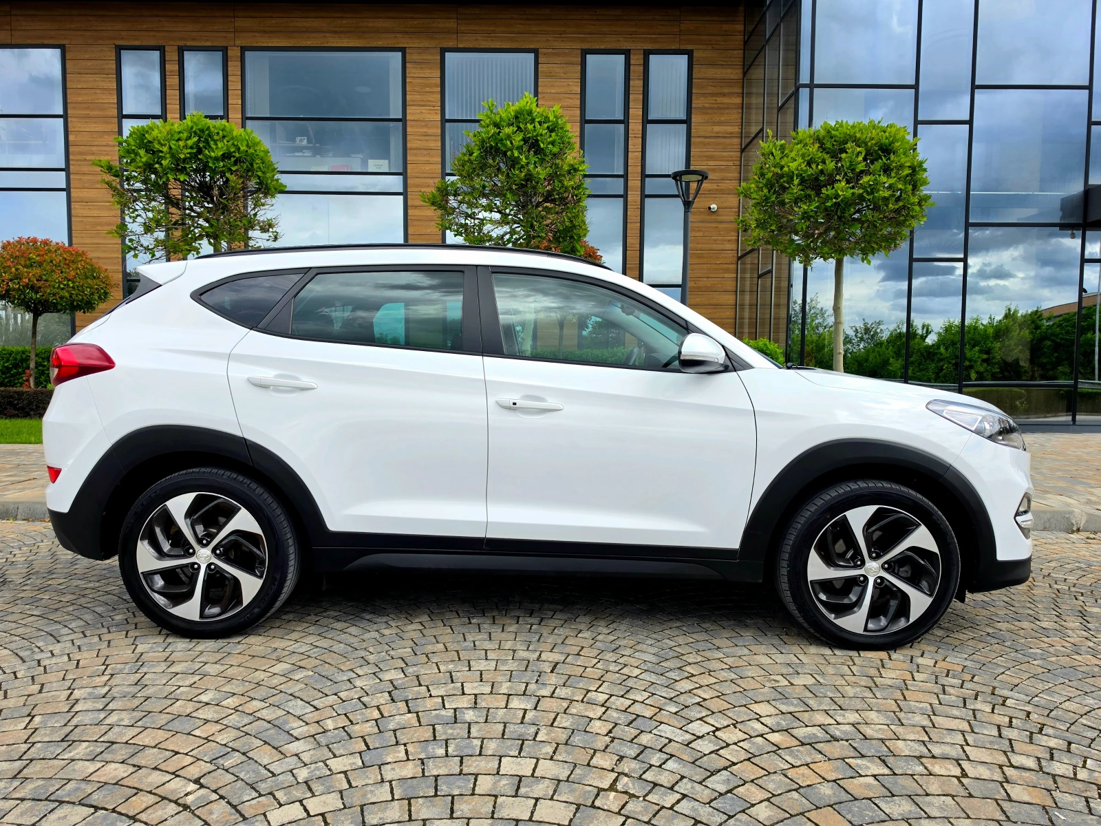 Hyundai Tucson 2.0D* 4×4* ПАНОРАМА* ПОДГРЕВ* КОЖА* ЕЛ.СЕДАЛК, снимка 4 - Автомобили и джипове - 54479177