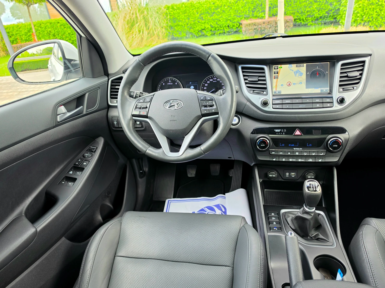 Hyundai Tucson 2.0D* 4×4* ПАНОРАМА* ПОДГРЕВ* КОЖА* ЕЛ.СЕДАЛК, снимка 11 - Автомобили и джипове - 54479177