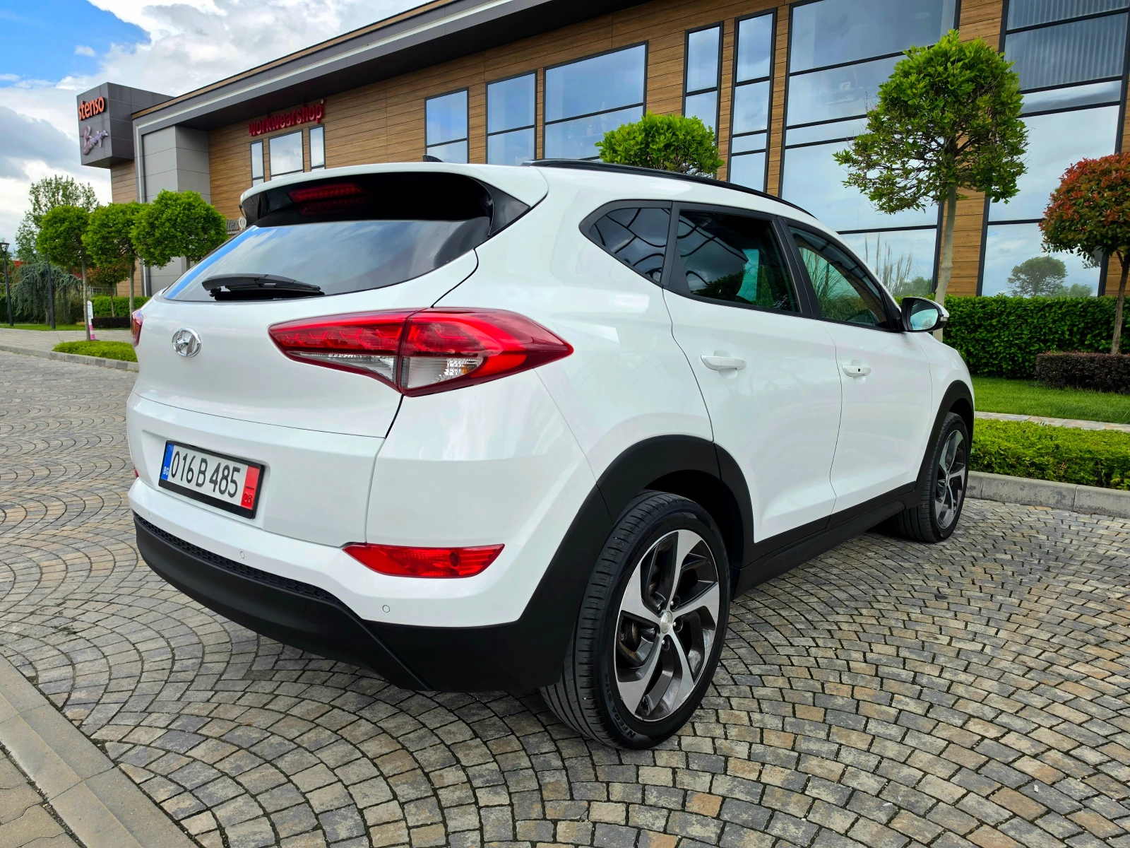 Hyundai Tucson 2.0D* 4×4* ПАНОРАМА* ПОДГРЕВ* КОЖА* ЕЛ.СЕДАЛК, снимка 5 - Автомобили и джипове - 54479177