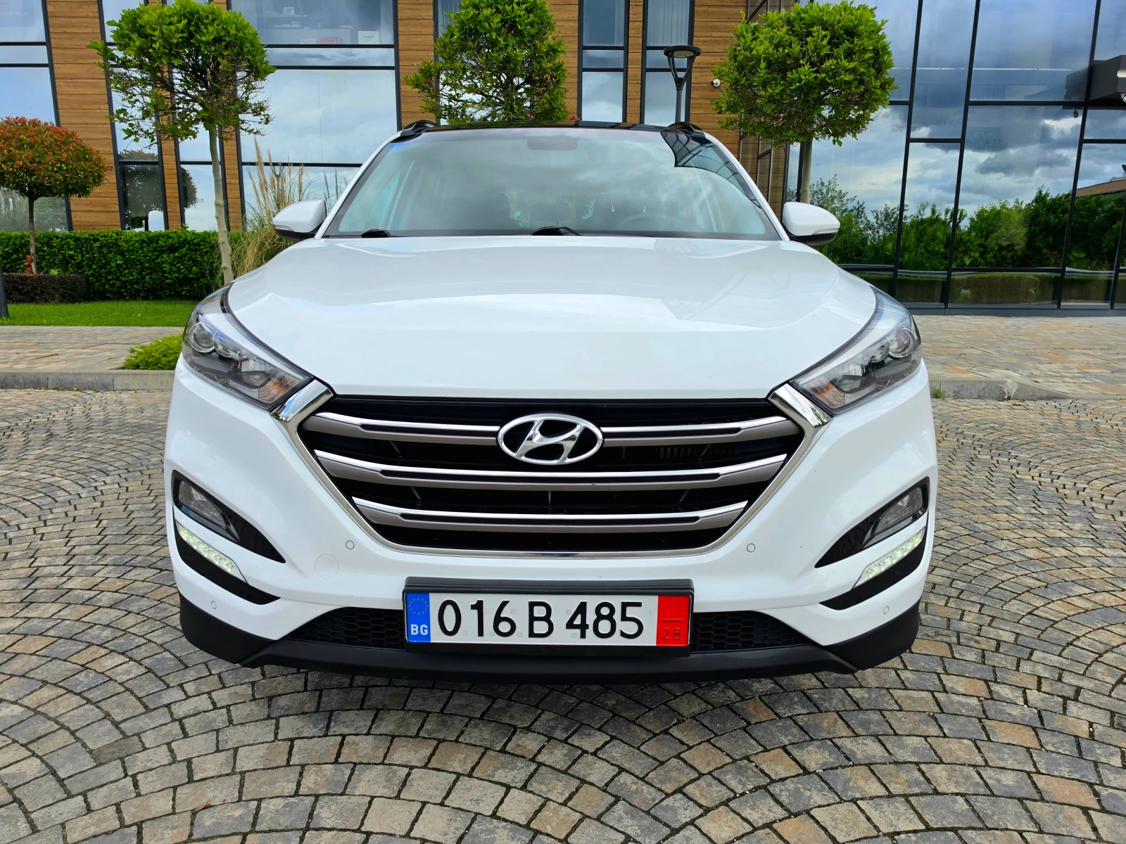 Hyundai Tucson 2.0D* 4×4* ПАНОРАМА* ПОДГРЕВ* КОЖА* ЕЛ.СЕДАЛК, снимка 2 - Автомобили и джипове - 54479177