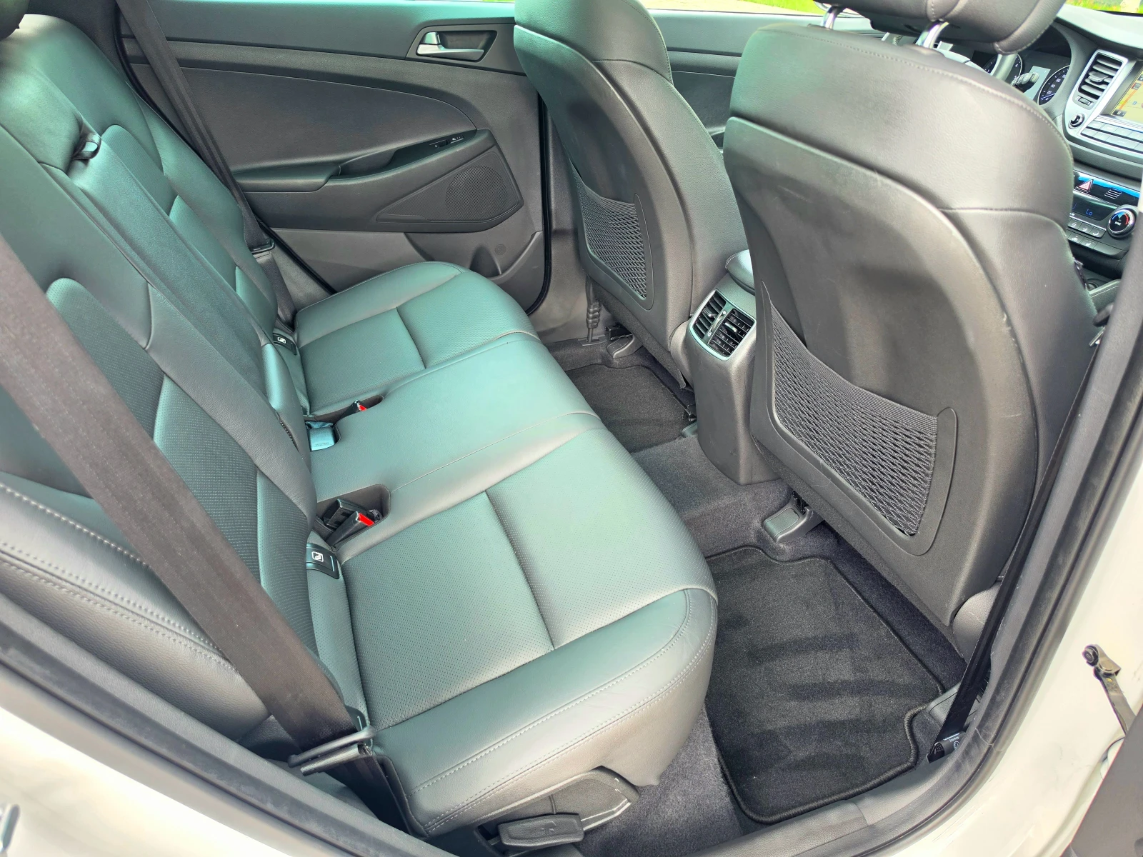 Hyundai Tucson 2.0D* 4×4* ПАНОРАМА* ПОДГРЕВ* КОЖА* ЕЛ.СЕДАЛК, снимка 15 - Автомобили и джипове - 54479177