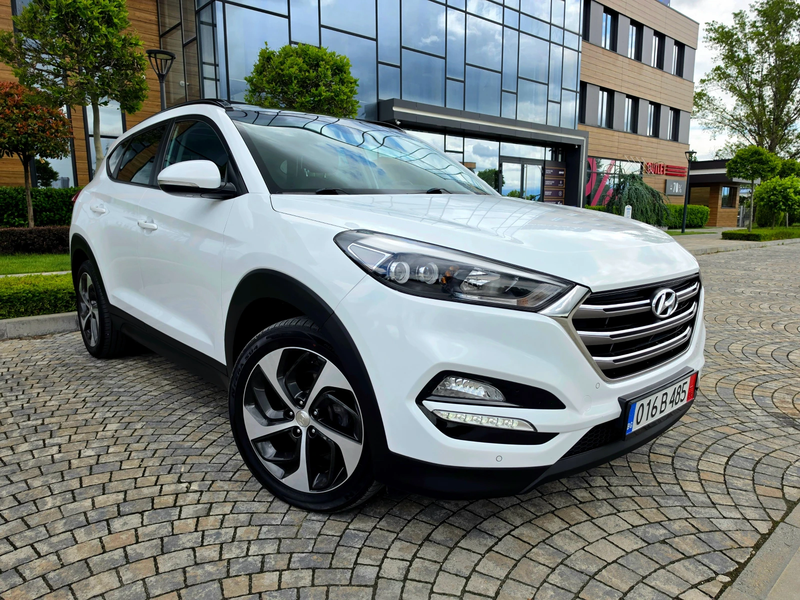 Hyundai Tucson 2.0D* 4×4* ПАНОРАМА* ПОДГРЕВ* КОЖА* ЕЛ.СЕДАЛК, снимка 3 - Автомобили и джипове - 54479177
