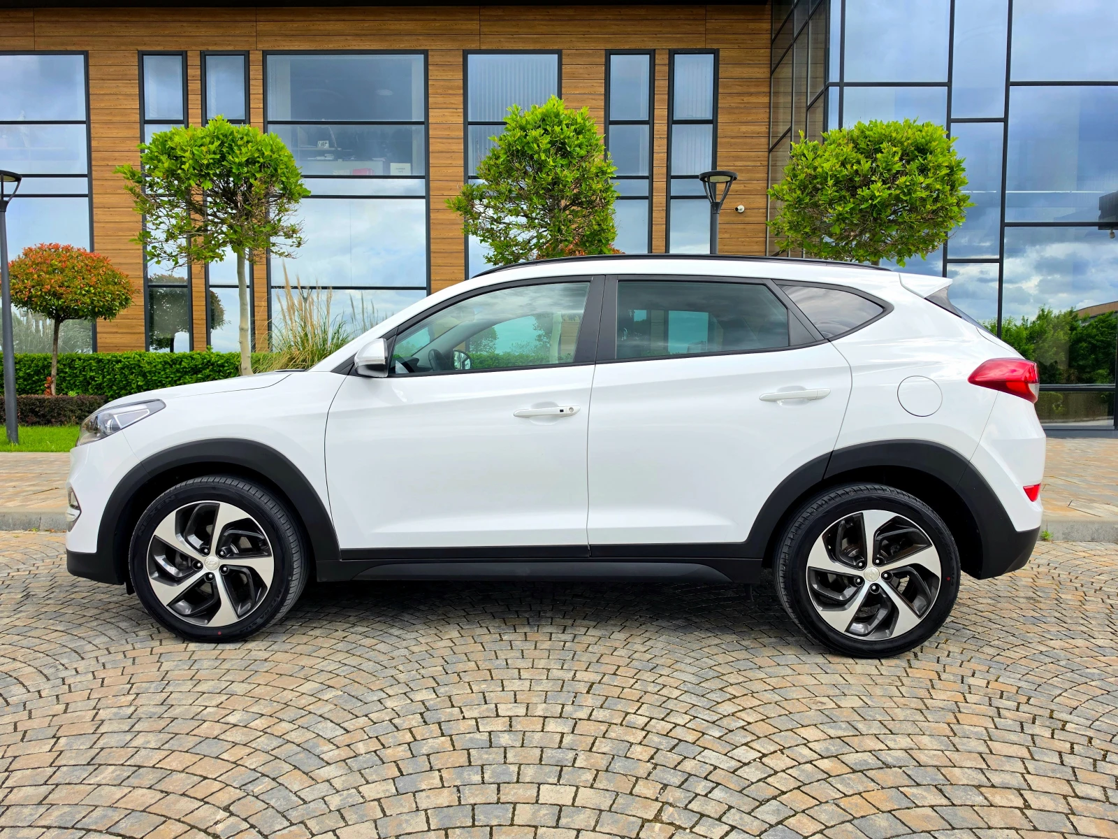 Hyundai Tucson 2.0D* 4×4* ПАНОРАМА* ПОДГРЕВ* КОЖА* ЕЛ.СЕДАЛК, снимка 8 - Автомобили и джипове - 54479177