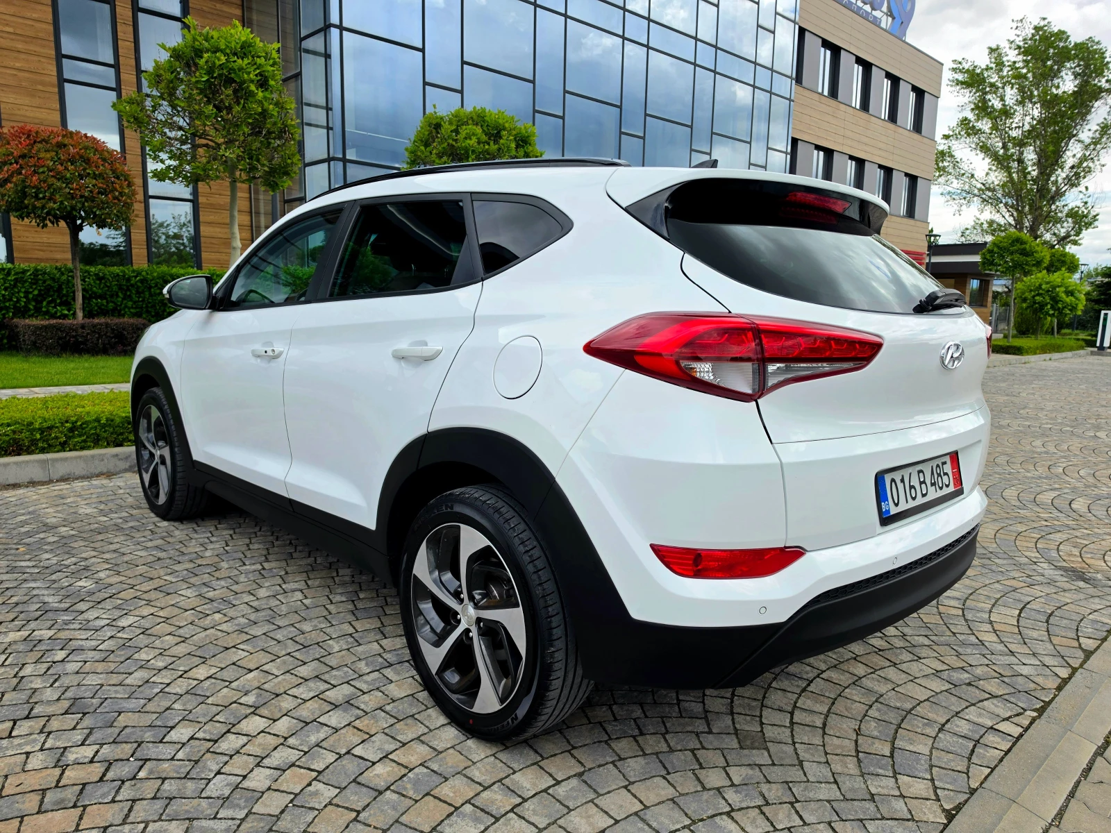 Hyundai Tucson 2.0D* 4×4* ПАНОРАМА* ПОДГРЕВ* КОЖА* ЕЛ.СЕДАЛК, снимка 7 - Автомобили и джипове - 54479177