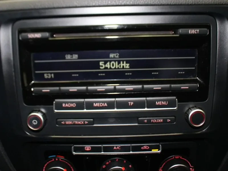 VW Jetta 1.6 TDI BLUEMOTION, снимка 14 - Автомобили и джипове - 55720192
