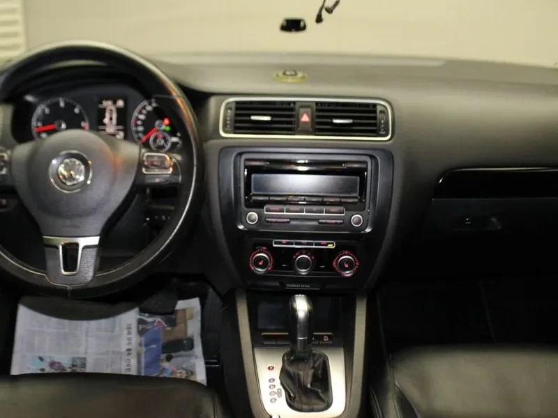 VW Jetta 1.6 TDI BLUEMOTION, снимка 11 - Автомобили и джипове - 55720192