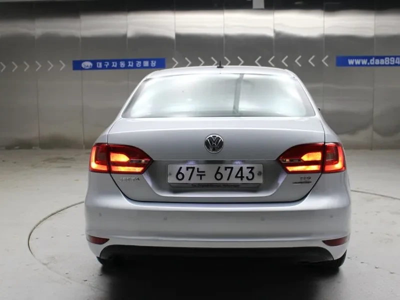 VW Jetta 1.6 TDI BLUEMOTION, снимка 4 - Автомобили и джипове - 55720192