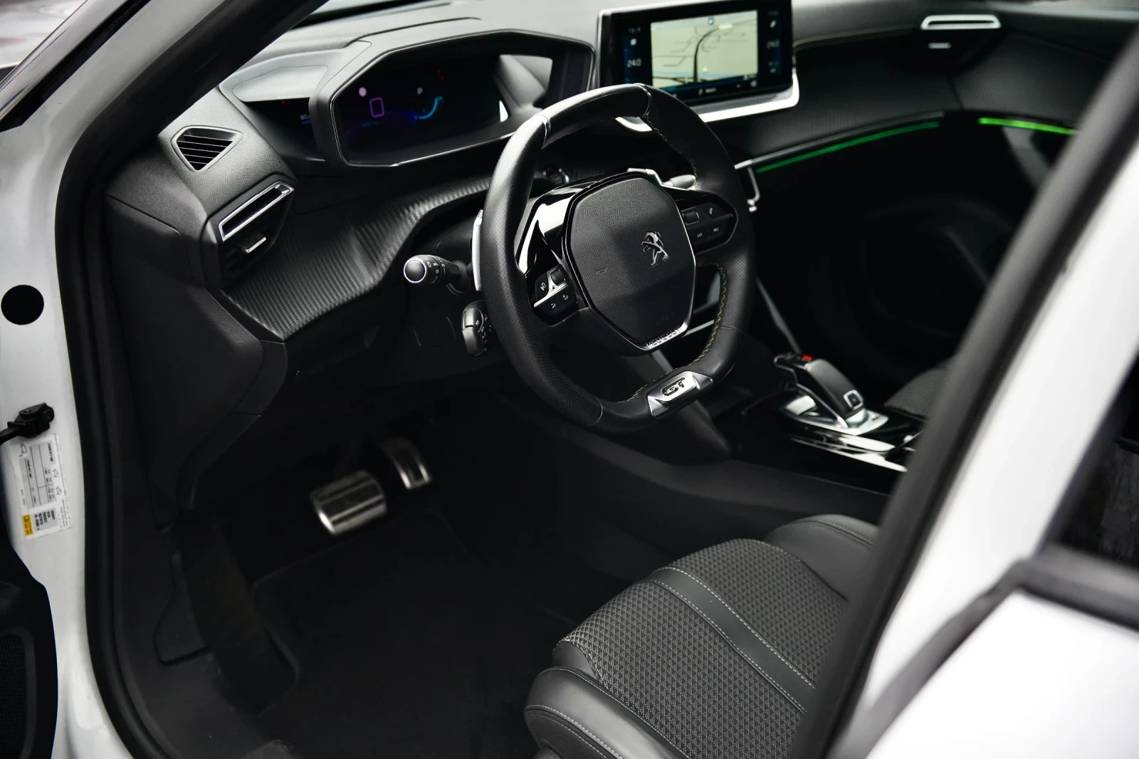 Peugeot 2008 GT Line/Автоматик/36 000км/Бяла перла - изображение 6