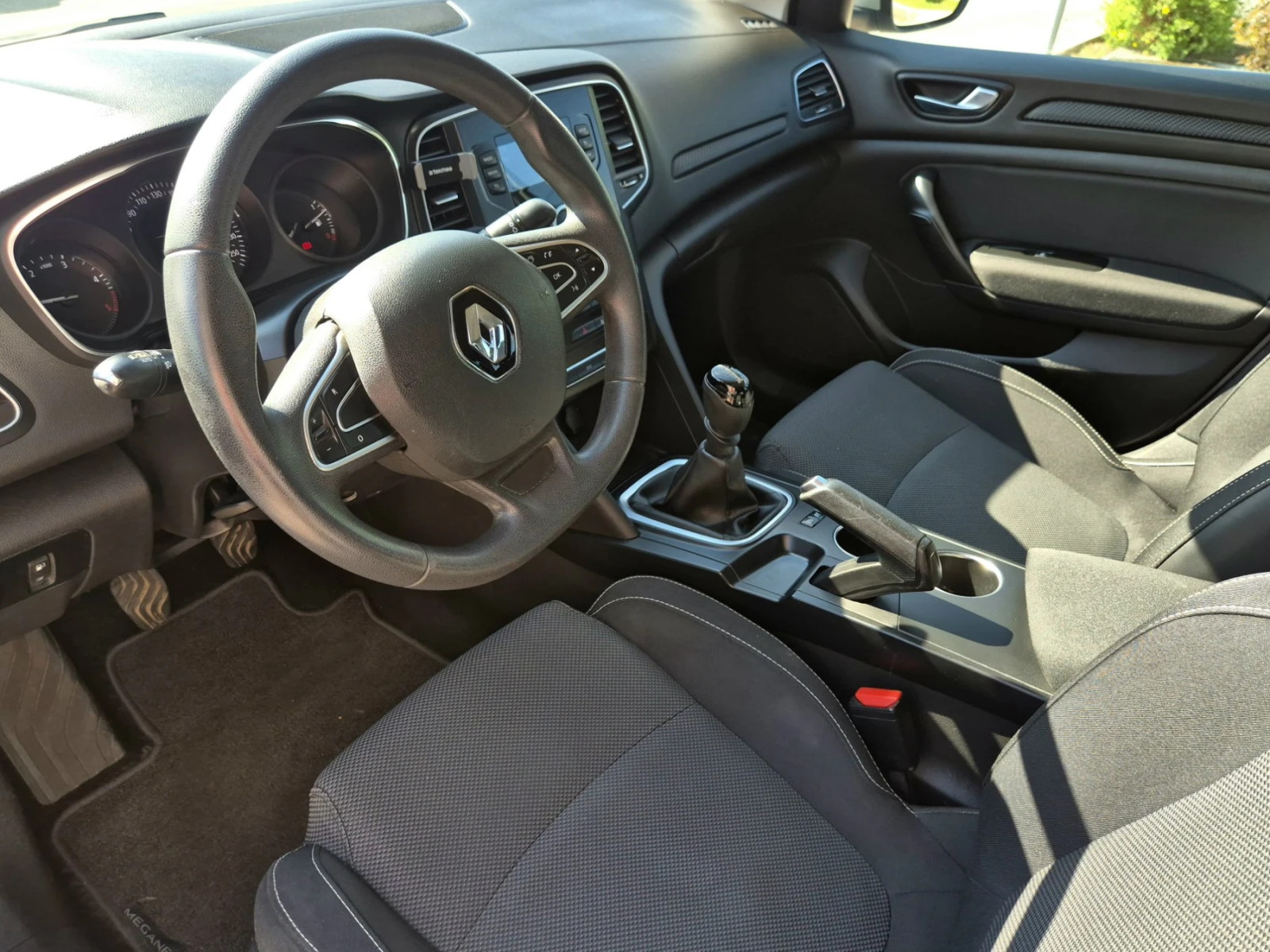 Renault Megane 1.5 tdi Sedan MT, снимка 8 - Автомобили и джипове - 55381762