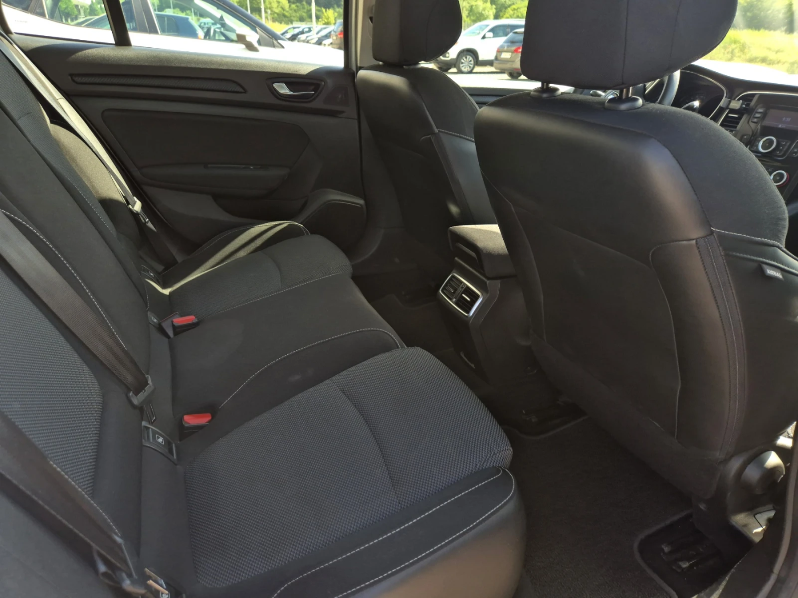 Renault Megane 1.5 tdi Sedan MT, снимка 10 - Автомобили и джипове - 55381762