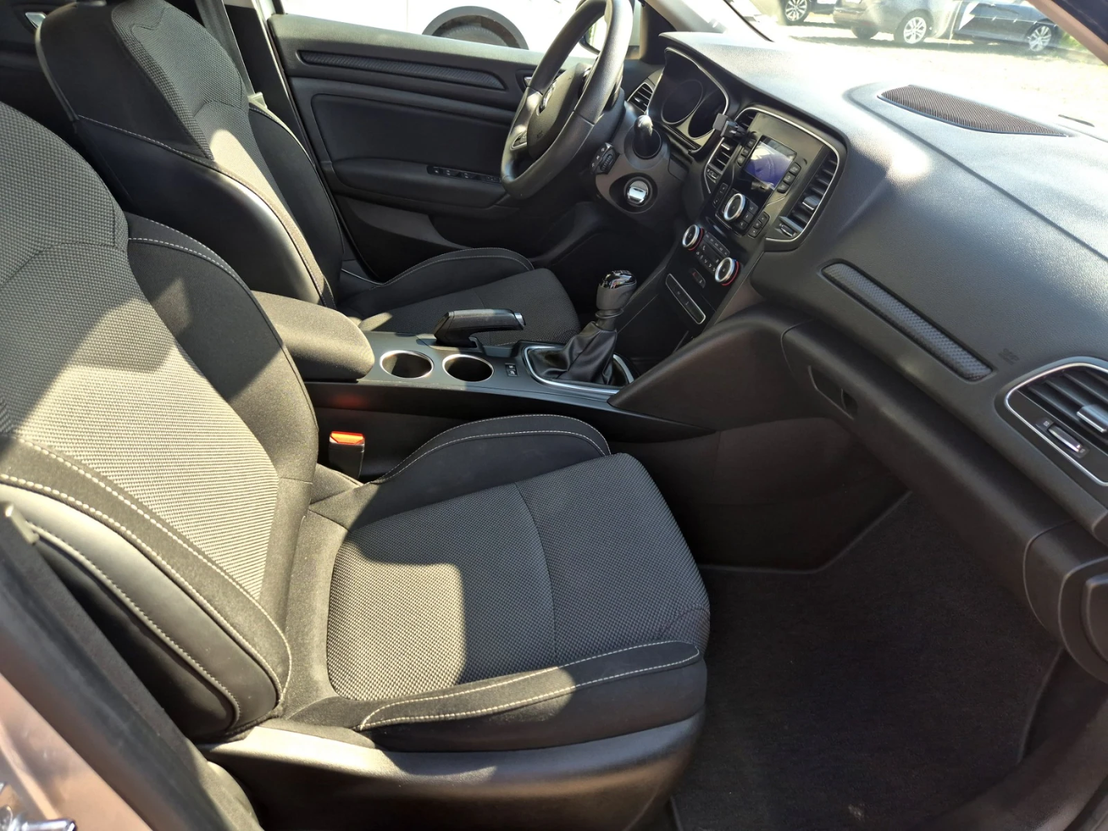 Renault Megane 1.5 tdi Sedan MT, снимка 9 - Автомобили и джипове - 55381762