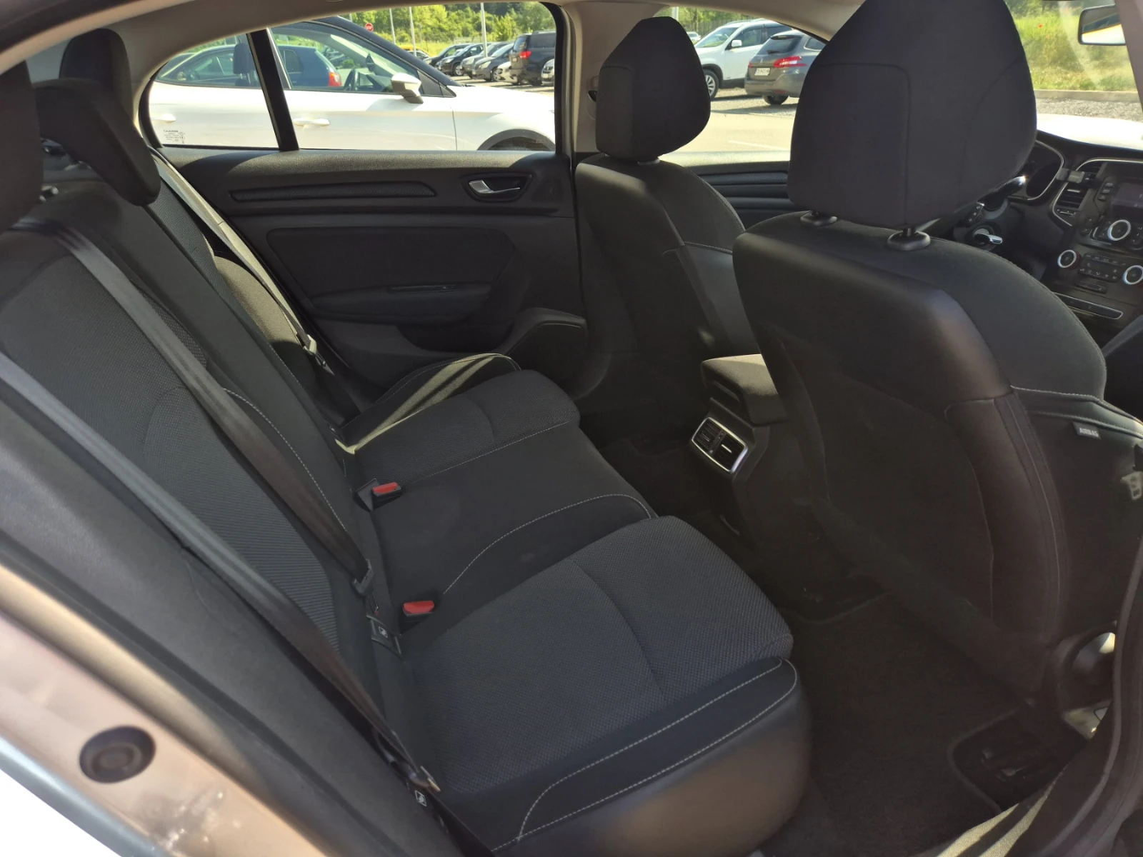 Renault Megane 1.5 tdi Sedan MT, снимка 13 - Автомобили и джипове - 55381762