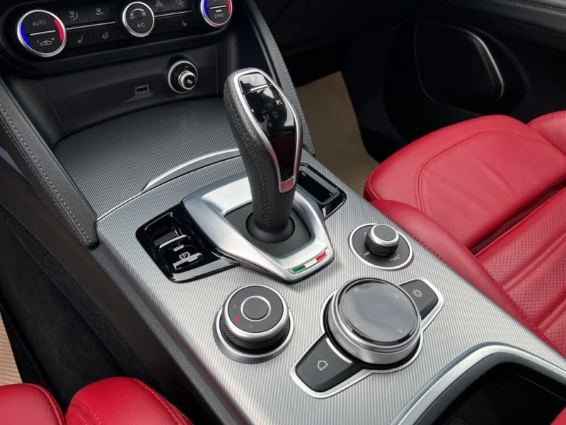Alfa Romeo Stelvio VELOCE* RED NAPPA* DISTRONIC* PANORAMA* HARMAN KAR, снимка 10 - Автомобили и джипове - 53595772