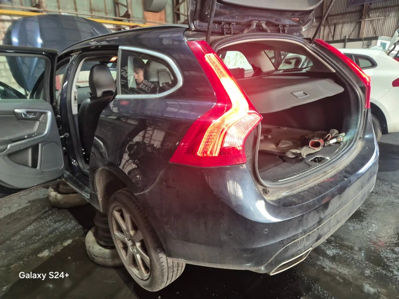 Volvo V60 2.0DBITURBOЧАСТИ, снимка 4 - Автомобили и джипове - 22403283
