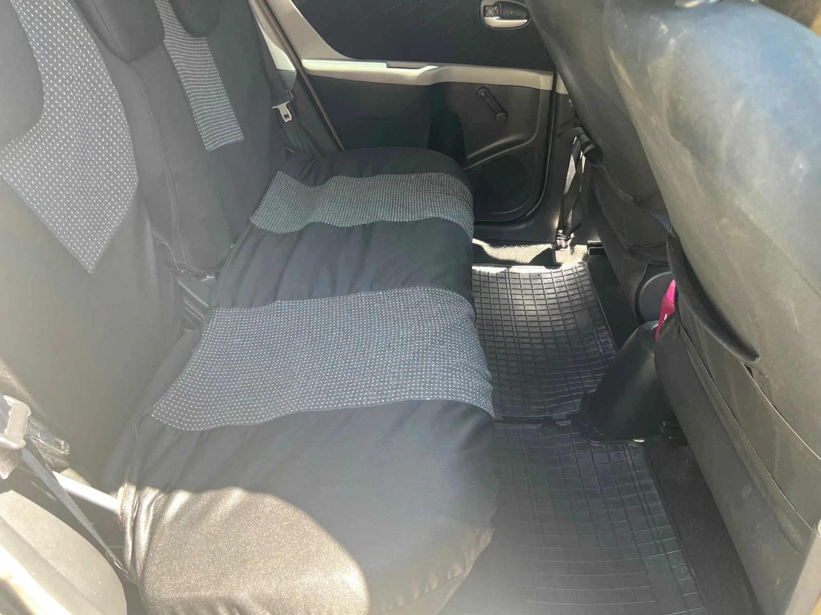 Toyota Yaris 1.3VVT-I, снимка 10 - Автомобили и джипове - 54671320