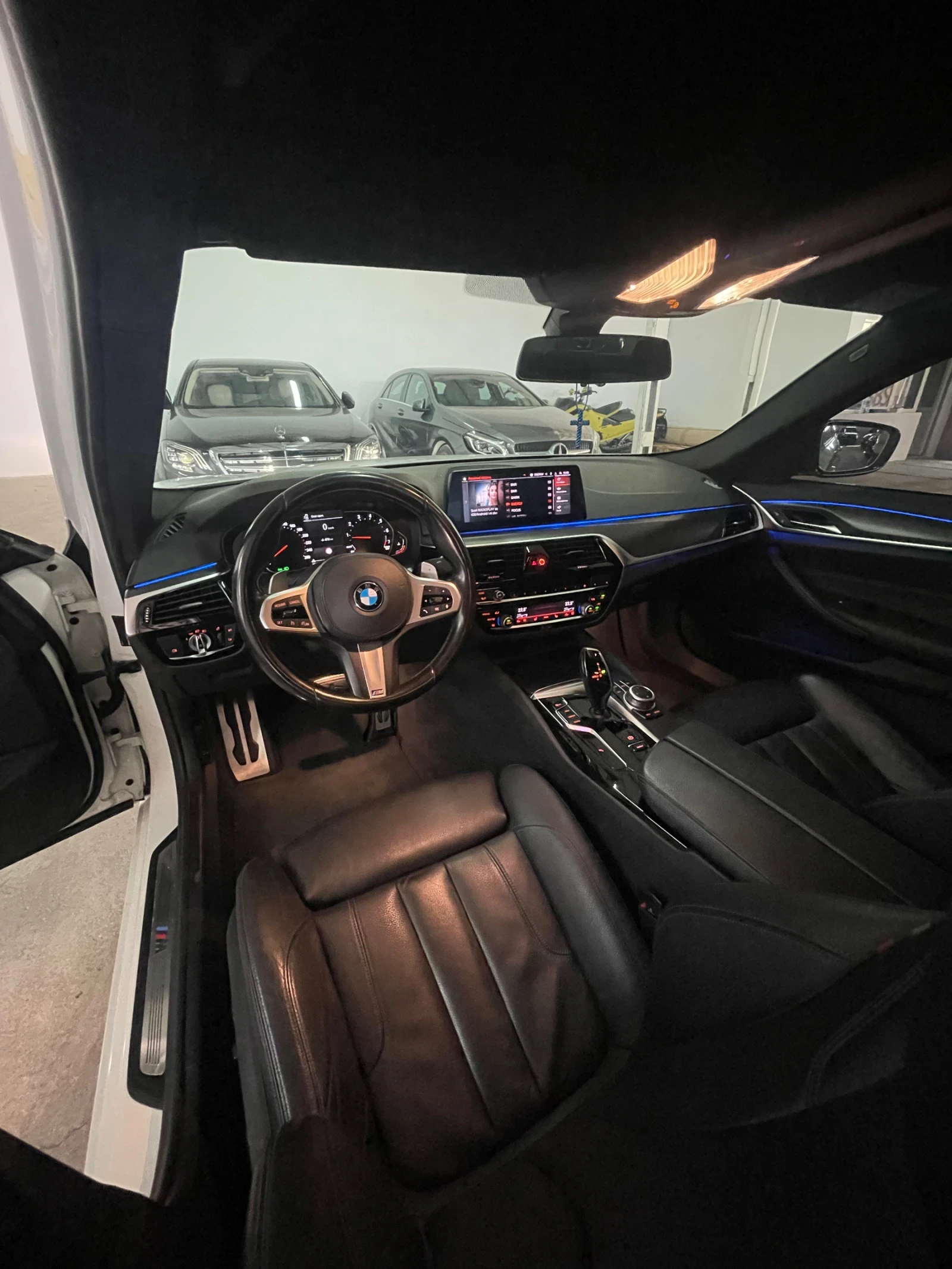 BMW 540 Xdr/M Performance/Facelift/Камера/Подгр/Амбиентно/, снимка 14 - Автомобили и джипове - 55226060