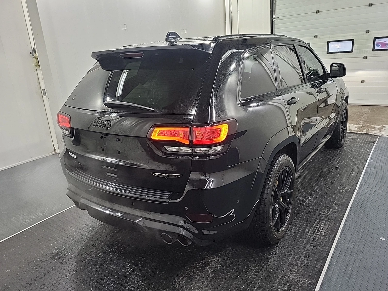 Jeep Grand cherokee TRACKHAWK* * CARFAX * * АВТО КРЕДИТ * * , снимка 3 - Автомобили и джипове - 54086872